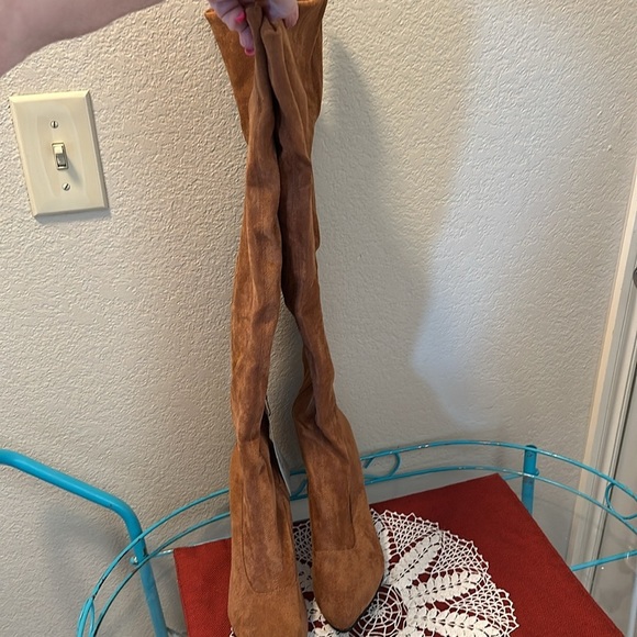 NWT over the knee high boot with zip side. Size 40 or 9 - Picture 5 of 9